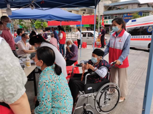 帮助老年人参加义诊 帮助老年人参加义诊