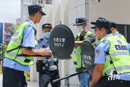 “东莞义警”参与防暴反恐演练