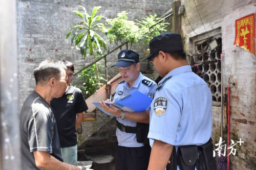 民辅警深入村居了解社情民意。