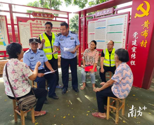 与村居结对共建后,民辅警向群众开展普法宣传。