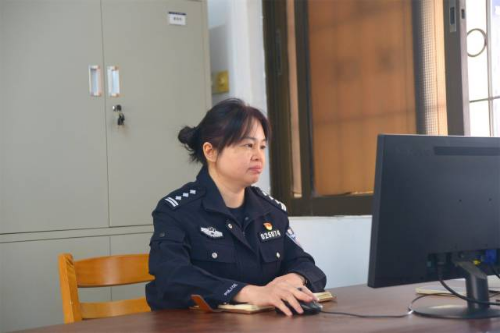 荔湾区公安分局刑警大队民警谢丽华。 荔湾区公安分局刑警大队民警谢丽华。