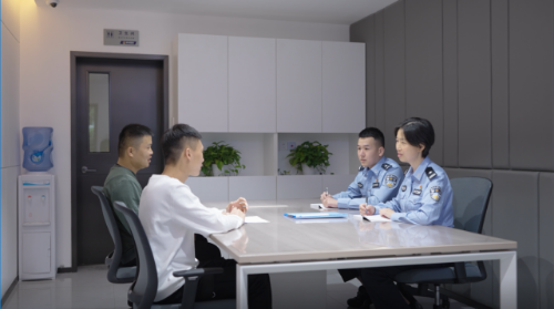 局长信箱工作人员面见来信求助群众 局长信箱工作人员面见来信求助群众