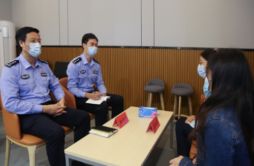 局长信箱工作人员面见来信求助群众 局长信箱工作人员面见来信求助群众