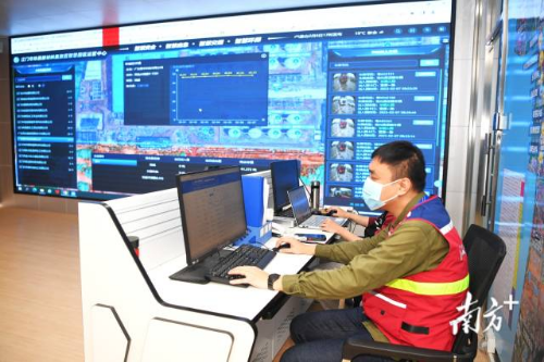 工业园区建设起智慧园区管理体系,网格员“一屏观天下”。 南方⁺ 杨兴乐 拍摄 工业园区建设起智慧园区管理体系,网格员“一屏观天下”。 南方⁺ 杨兴乐 拍摄