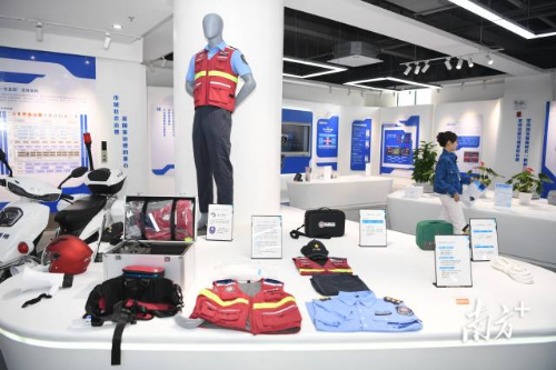 网格员的装备正不断升级,推动网格管理从“人海战术”迈向“智慧治理”。 南方⁺ 杨兴乐 拍摄 网格员的装备正不断升级,推动网格管理从“人海战术”迈向“智慧治理”。 南方⁺ 杨兴乐 拍摄