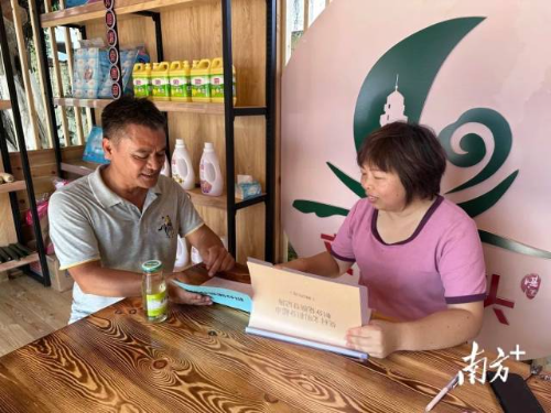 “文明积分超市”开张,村民莫国东拿着积分存折前来兑换小商品。刘梓薇 摄 “文明积分超市”开张,村民莫国东拿着积分存折前来兑换小商品。刘梓薇 摄