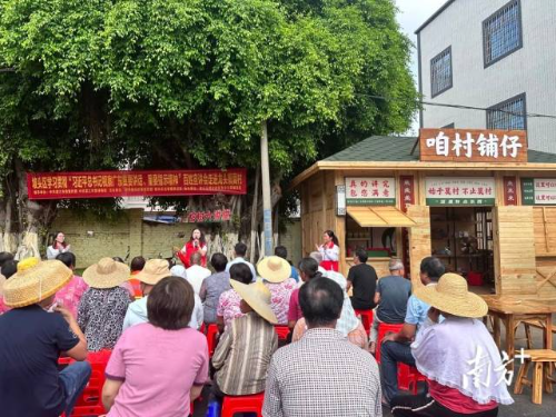 铺仔前的“榕树大讲堂”,宣讲员用“快板说唱”的形式宣讲党的理论。易乐宁 摄 铺仔前的“榕树大讲堂”,宣讲员用“快板说唱”的形式宣讲党的理论。易乐宁 摄
