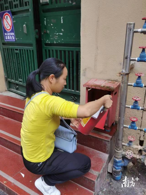网格员上门检查消防器材。新城办供图 网格员上门检查消防器材。新城办供图