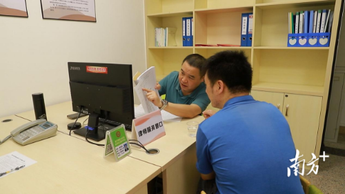 综治中心进驻律师为来访群众提供接访服务。受访者供图