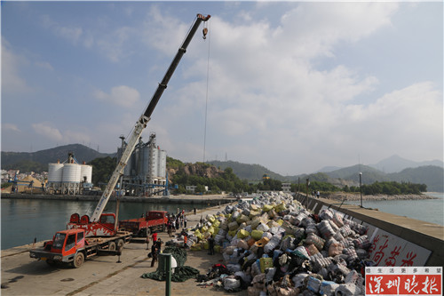 走私被查获的废旧衣物在码头堆积如山 朱子煜 摄