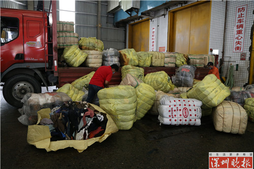 垃圾发电厂正在焚化池前卸货 朱子煜 摄