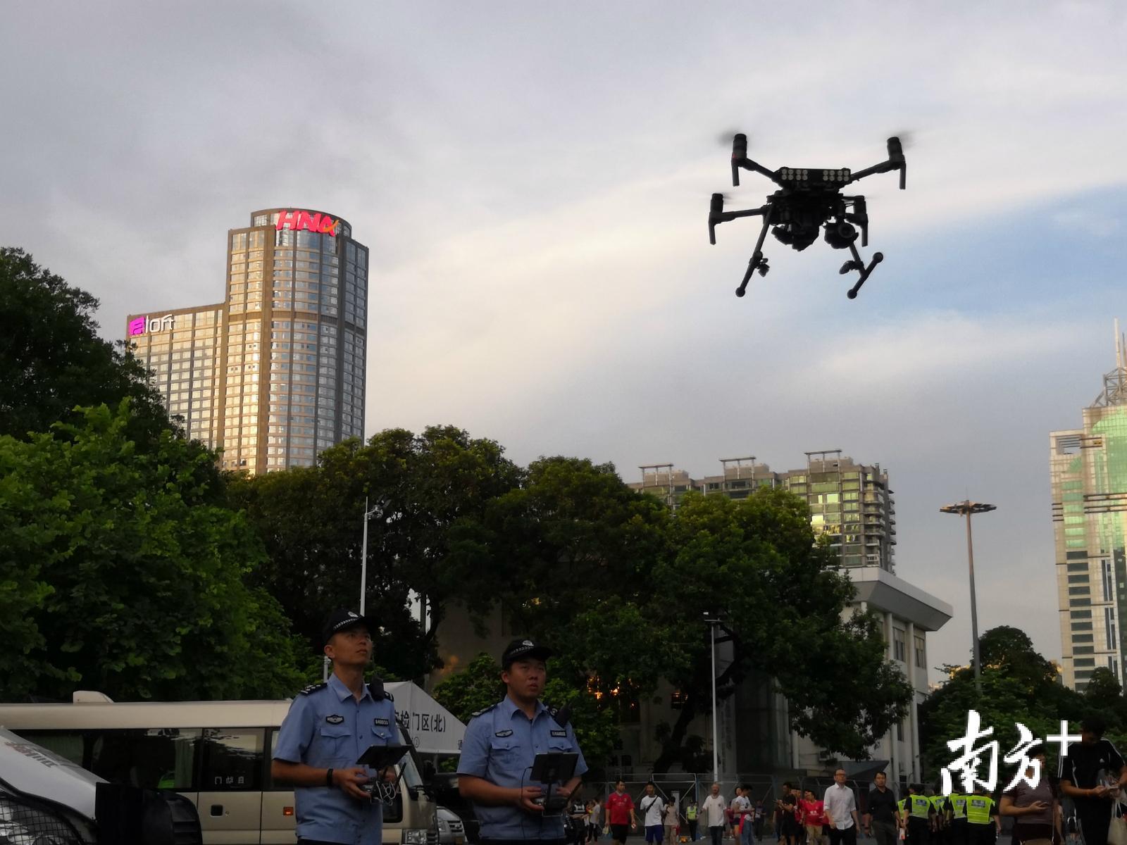 天河公安民警利用无人机进行巡查。 天河公安民警利用无人机进行巡查。